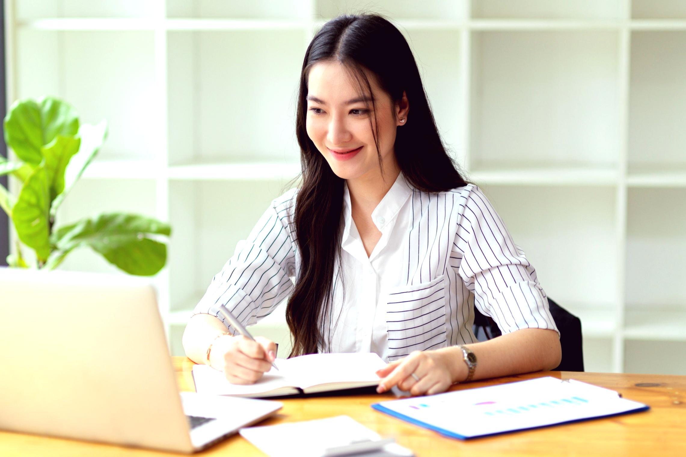 Séance d'écriture avec documents de référence